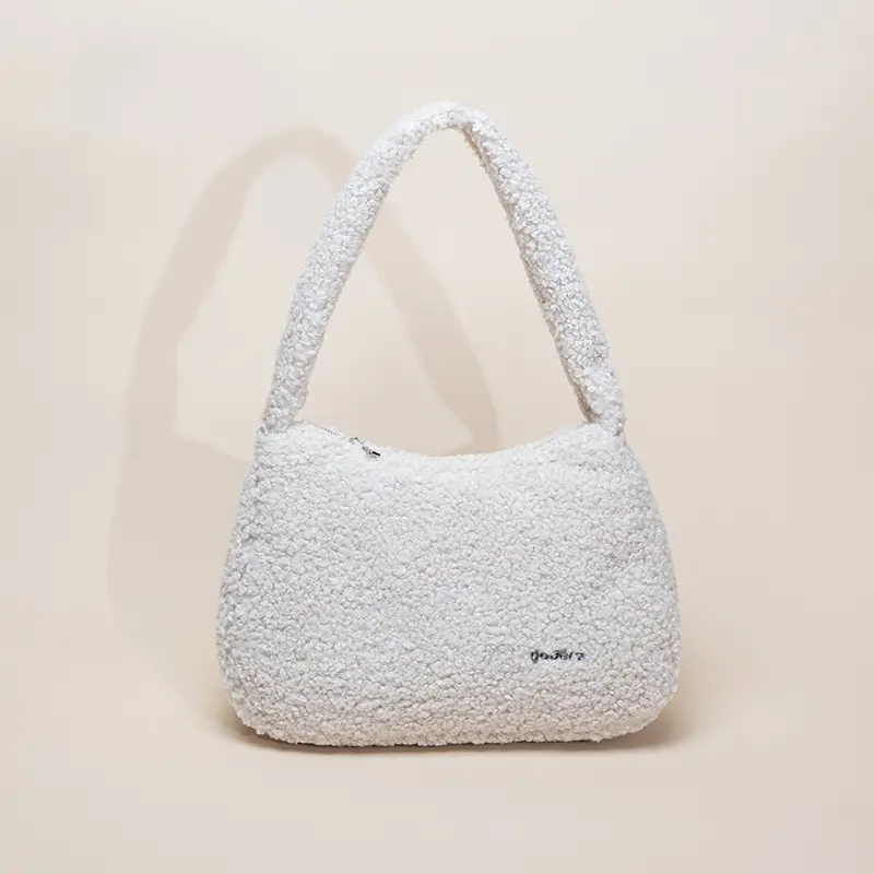 In che modo una borsa sottobraccio in peluche migliora lo stile quotidiano e la funzionalità?