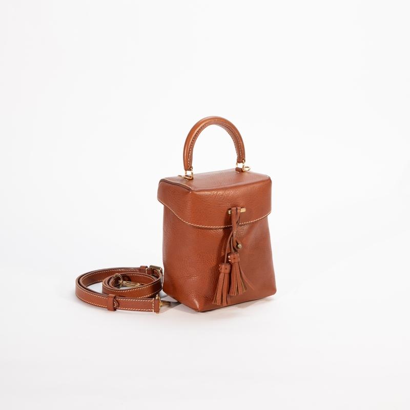 Come si fonde la pelle conciata al vegetale con l'estetica vintage in questa nuova collezione di borse?